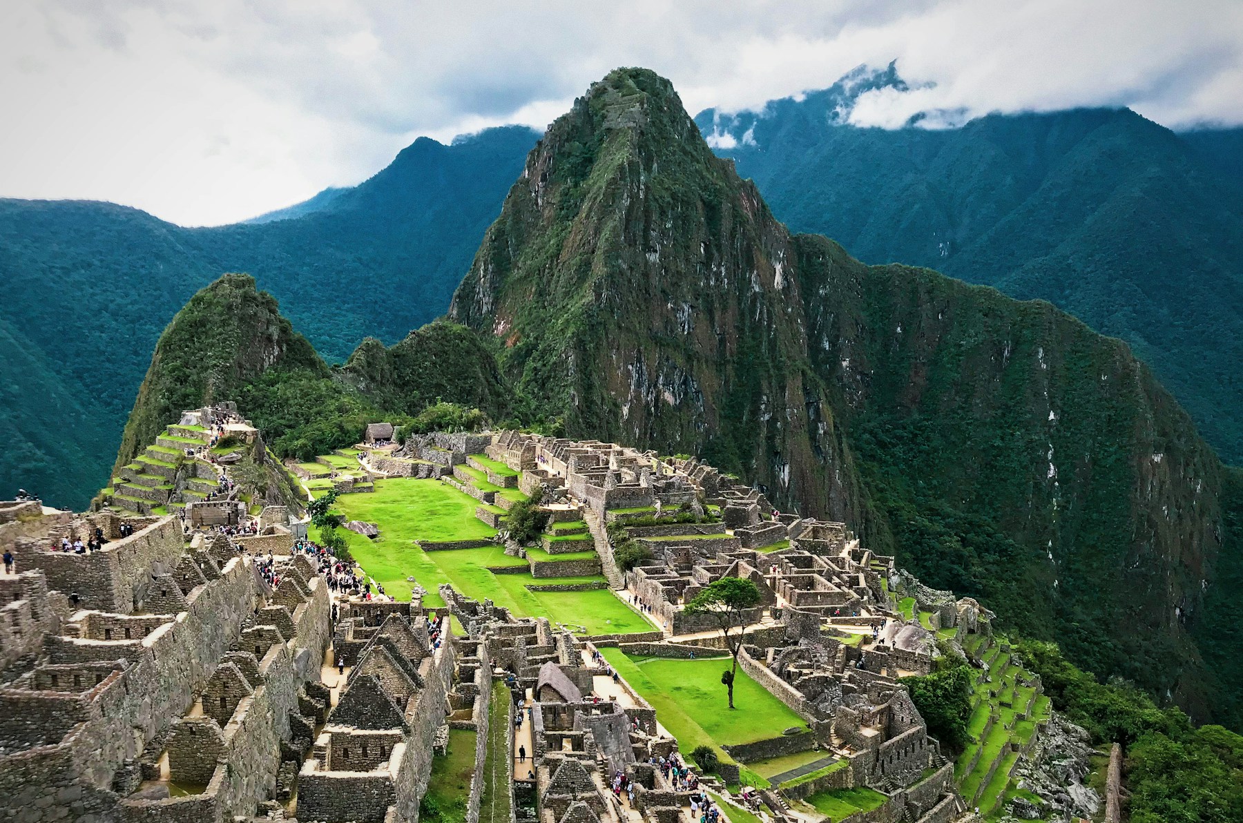Paisaje de Machu Picchu entre las montañas de los Andes peruanos